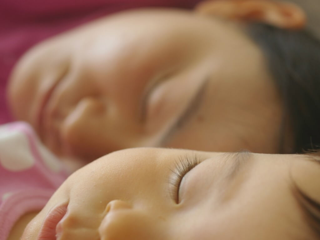 Ce reguli trebuie să respectăm atunci când dormim în același pat cu bebelușul?