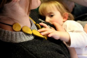 Când bebe "butonează" în timpul alăptării