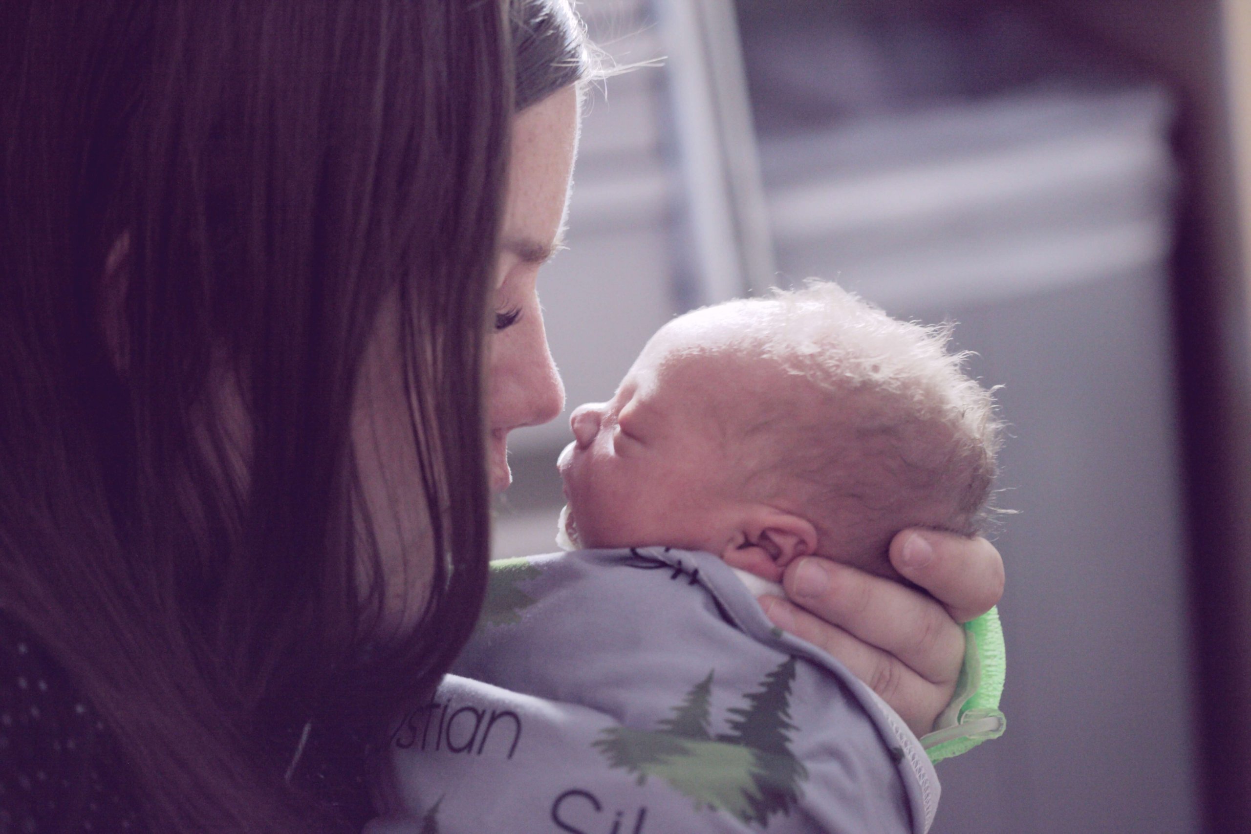 Zece motive pentru a-ți ține bebelușul în brațe