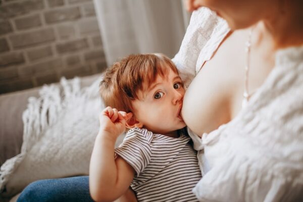 Academia Americană de Pediatrie recomandă alăptare până la minim doi ani.